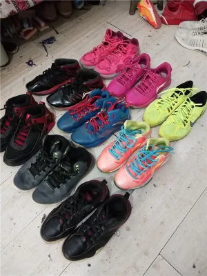 Miscelazione di scarpe da corsa sportive casual usate per bambini, donne e uomini